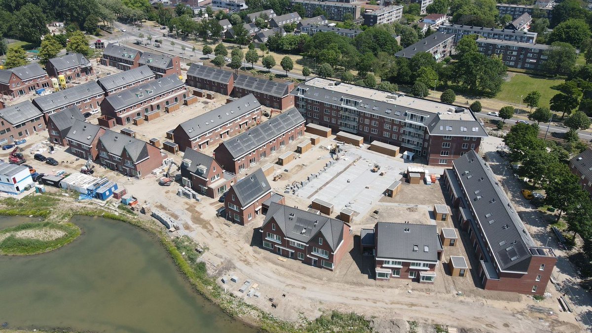 Een energieneutrale stadswijk in Rotterdam Zuid: dat is Tuinbuurt Vrijlandt. Op dit project zijn we volop bezig met het metselwerk en de geïntegreerde zonnepanelen op de daken. #rotterdam #ballastnedam