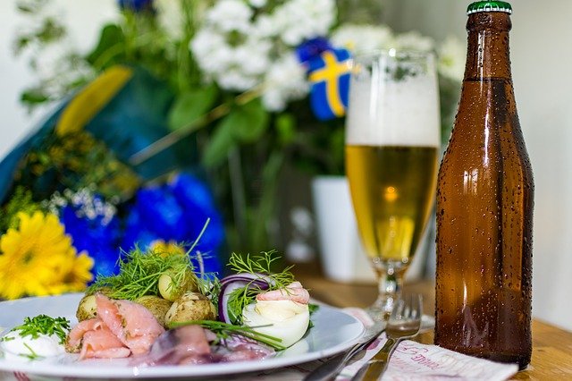 SpeakSwedish's tweet image. A classic #sill-lunch (#herring lunch) is the first meal on #Midsummer. It should (at least) include herring (of different types), fresh potato, sour cream, chives &amp;amp; of course, snaps.