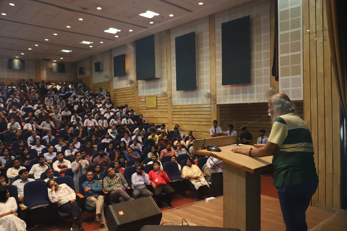 AnandCampus's tweet photo. Interaction Session with Padam Shree Prof. H.C. Verma, IIT Kanpur

#session #Anandcampus #PadamShree #hcverma #iitkanpur #interactivesession https://t.co/HTMdDFaRbc