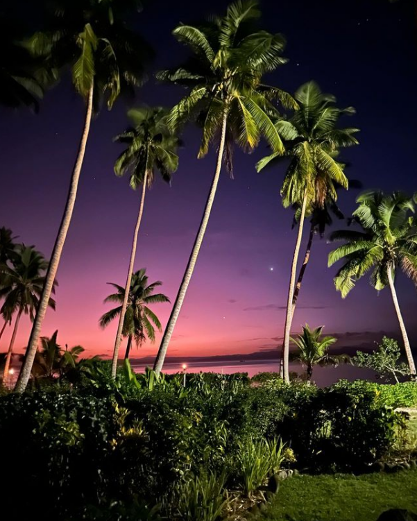 Nature's masterpiece painted across the Fiji sky. 😍

#Sunset #JMCR #Fiji #SouthPacific