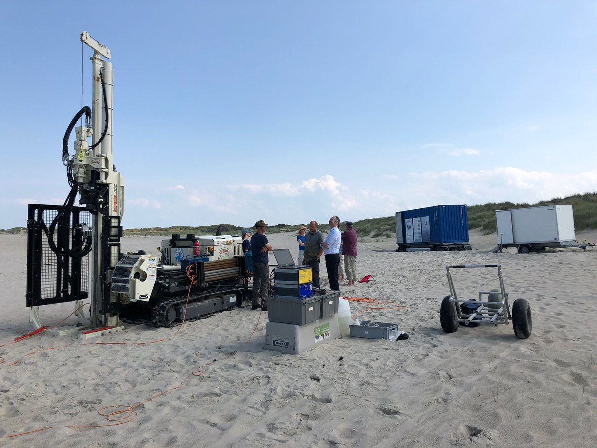 ICBM_uol's tweet photo. Ralph Bruder, Präsident @UniOldenburg, hat sich gestern im Rahmen der Gesellschafterversammlung des National-Parkhauses Wittbülten auf #Spiekeroog zu den ICBM-Forschungen auf der Insel informiert. Einblick gab es zb in die Projekte #DynaCom, #DynaDeep und @GuteKueste https://t.co/LlfBw456Cl