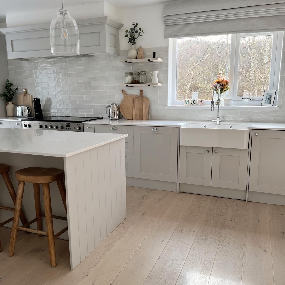 WrenKitchens's tweet image. Effortlessly chic is exactly what riverstone_house_  has achieved with our Shaker 5 Piece range.

- Infinity Shaker 5 Piece in Light Grey Grain
-  Ruby Knob Handle in Chrome &amp;amp;  Pippa Cup Handle in Chrome

#wrenkitchens #wrenovation #greykitchen #shakerkitchen #shaker5piece