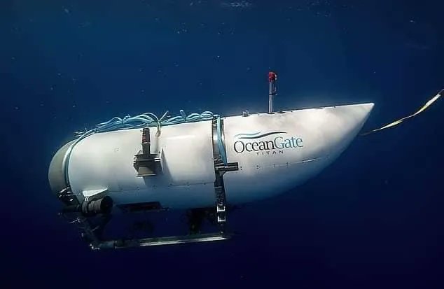 AdvoBarryRoux's tweet photo. The missing Titanic tour submarine now has less than 3 hours of oxygen left. “Imagine paying $200,000 to see the titanic on the bottom of the Atlantic Ocean and you get the full experience.”  #OceanGate #submarine https://t.co/3UlqDKoN1a