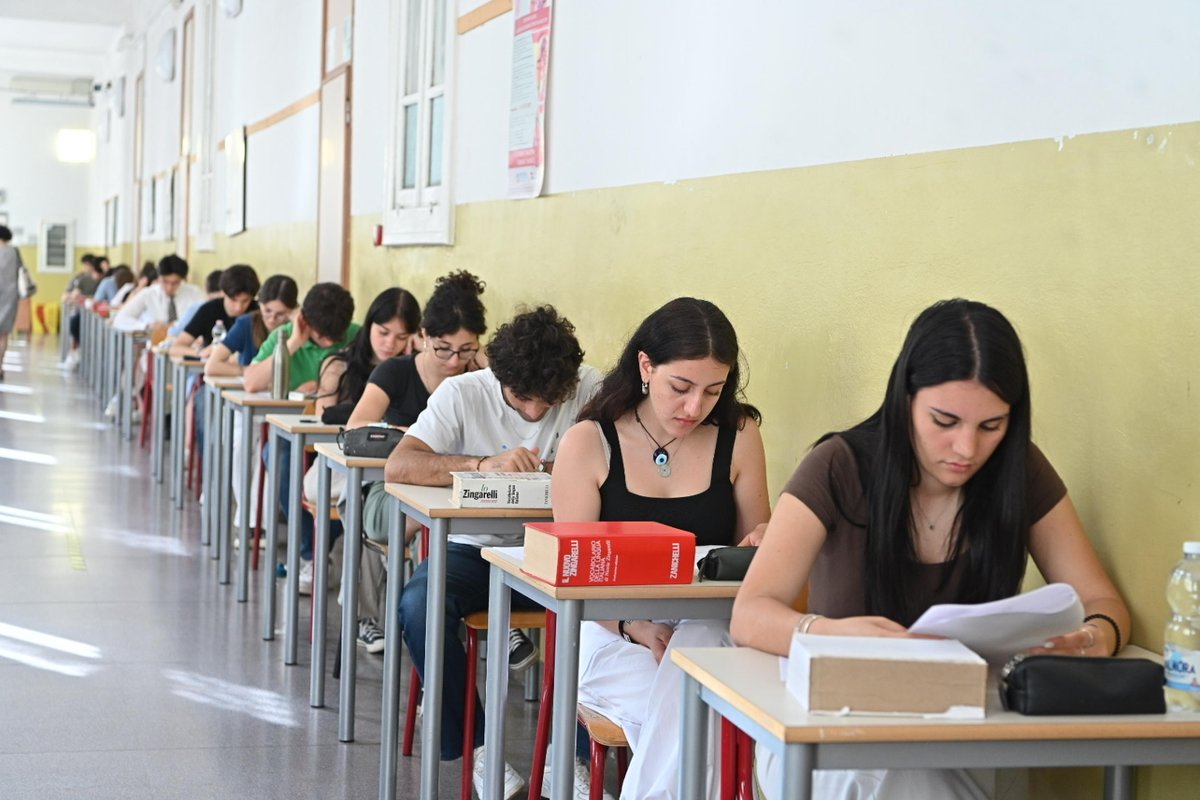 TV2000it's tweet photo. 🔴#maturita2023 :  #secondaprova
Un brano di #Seneca che si rivolge all'amico Lucilio al liceo #classico, problemi con funzioni allo #scientifico

#22giugno #esami_di_maturità #esami #maturita https://t.co/9zt6EsYrqY