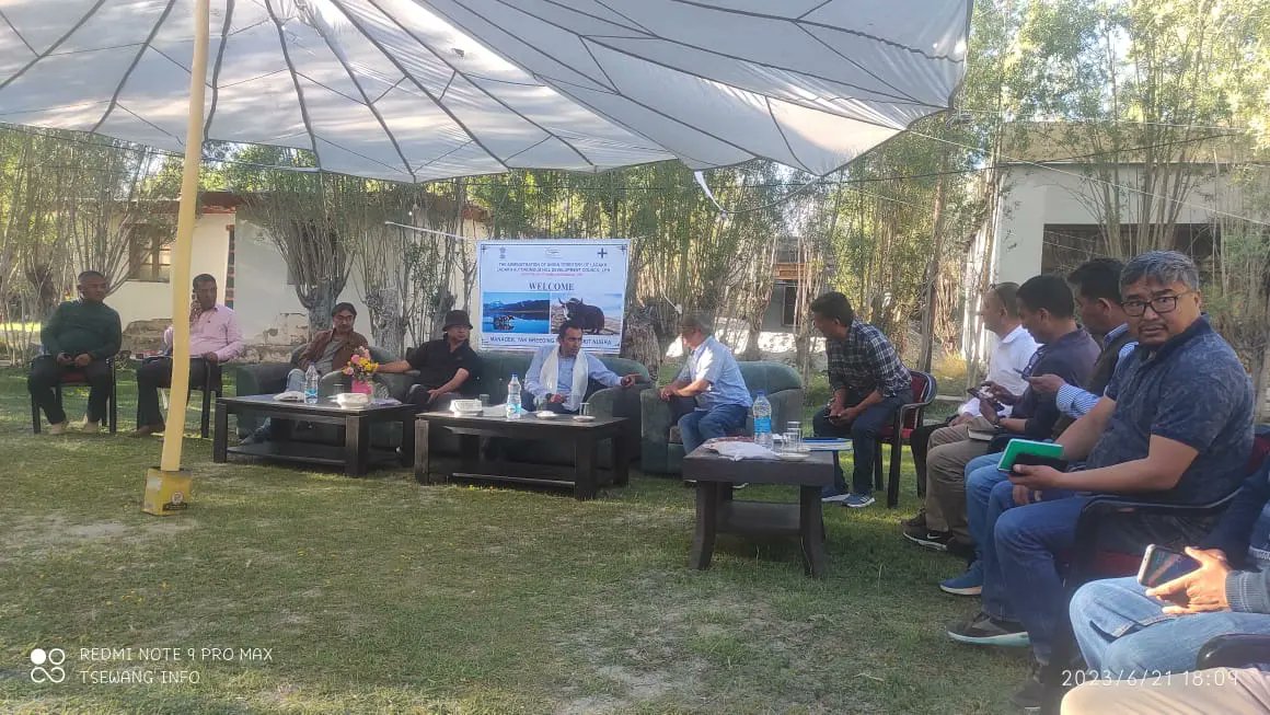 DIPR_Leh's tweet image. Admin Secy @Ravinder_Dangi1  visits the 220KV substation in #Disket; directs concerned officers to expedite work due to the limited working season in #Ladakh. He conducts inspections at the fruit&amp;amp; veg processing&amp;amp; training center, Yak &amp;amp; Trout Farm in Disket, Nubra. 
@lg_ladakh