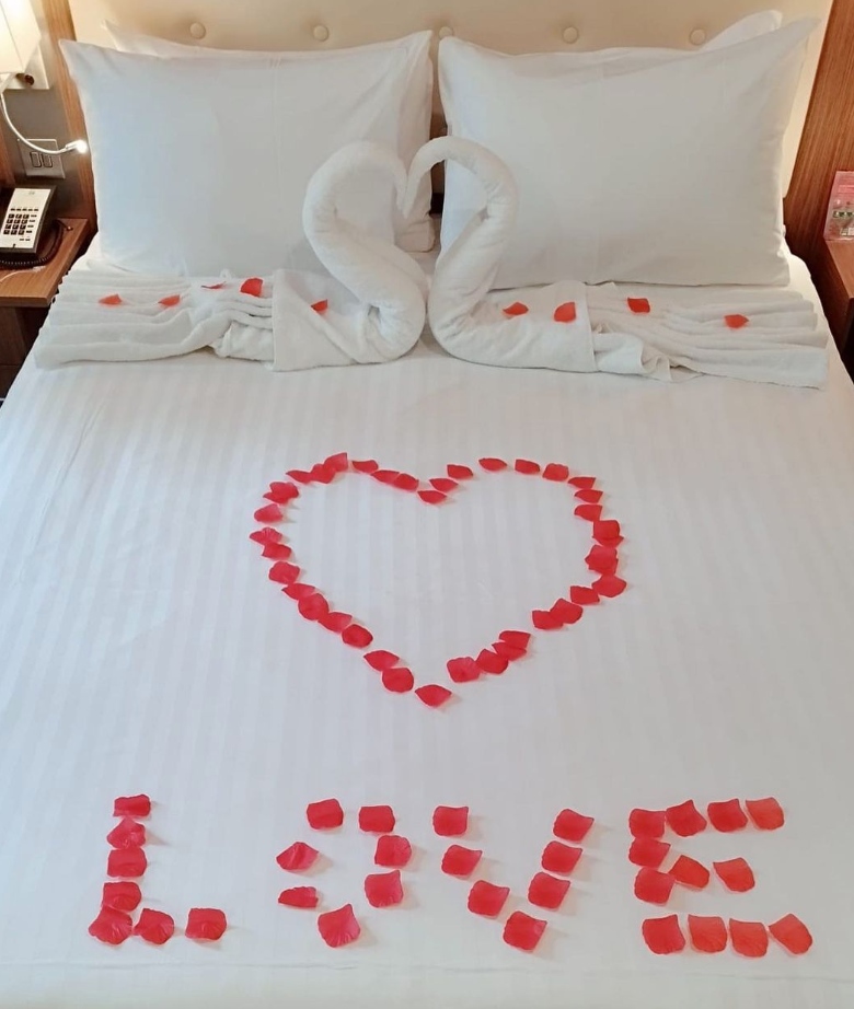 Love is in the air @hiderbyriverlights 💕

Are you coming to stay at Derby Riverlights Holiday Inn for a special celebration. Let them know in advance and they will be happy to help to make it that little bit more special 💚

#derbyriverlights #guestlove #weddingsderby