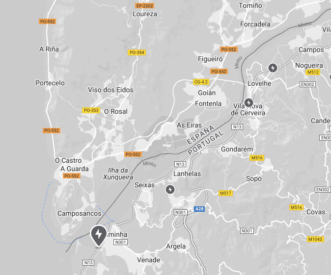 Estas son dúas capturas de información de cargadores para coches eléctricos, unha da web de Tesla e outra da aplicación PlugShare. Está claro a beira que vai por diante e por onde eu faría turismo de ter un coche eléctrico.