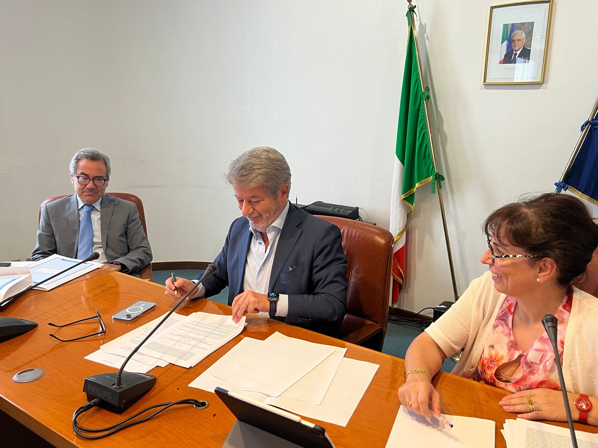 aran_agenzia's tweet photo. ‼️ Sottoscritta l'ipotesi di #CCNQ per la ripartizione dei #distacchi e dei #permessi tra le associazioni sindacali rappresentative nei #comparti e nelle #aree di contrattazione nel triennio 2022/2024 ‼️ https://t.co/ObxiRhXmdM