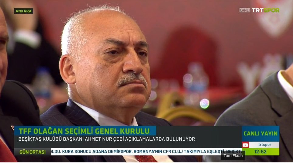 Beşiktaş başkanı Ahmet Nur Çebi konuşurken, TFF Başkanı Mehmet Büyükekşi’nin yüzü sirke satıyor.