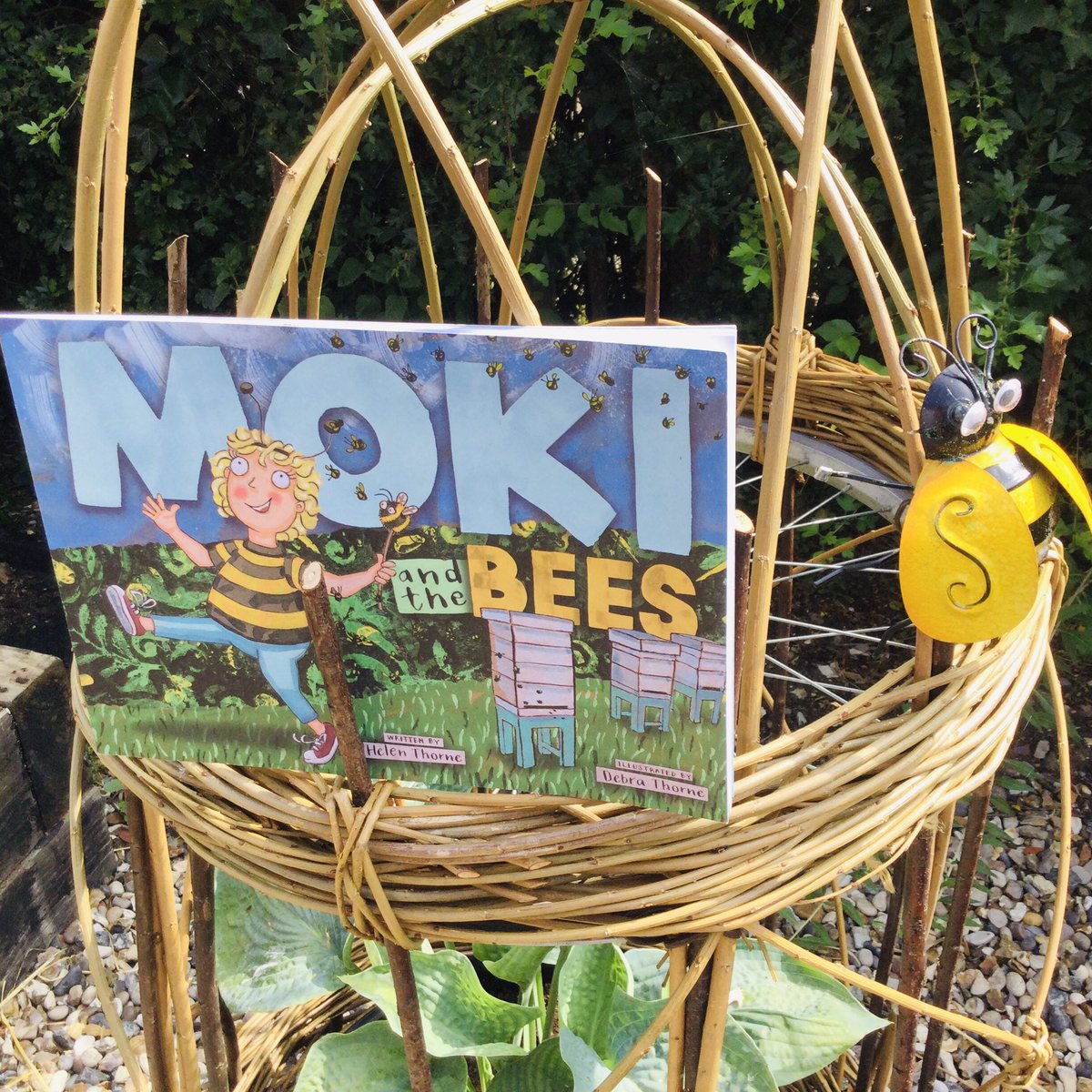 🐝 Local author Helen Thorne will be in school on Friday for a reading and signing session for her finished book 'Moki and the Bees'. Books are priced at £5, honey (per jar) is £6 or for both £10.
#kerseyschool #author #authorvisit #bees #honey #mokiandthebees @TheTilian