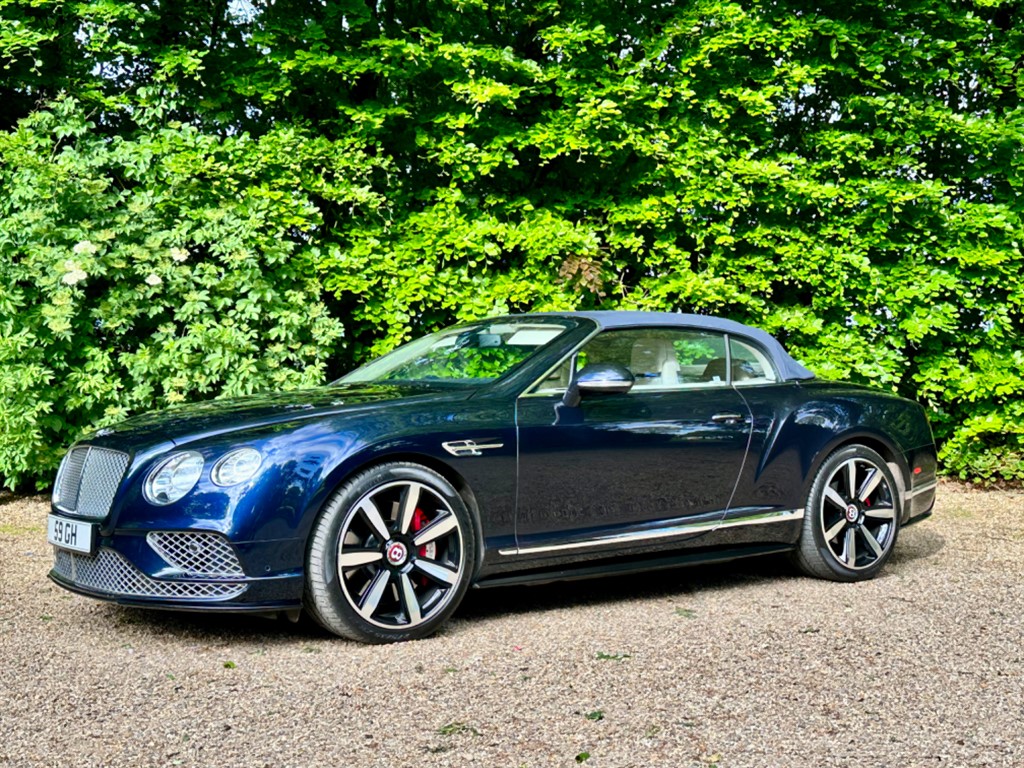 Bentley Continental.     4.0L GTC V8 S.    55,196miles    £64,950 

slades-garage.co.uk/vehicle/bentle… 
#bentley #bentleycontinental #blue slades-garage.co.uk/vehicle/bentle…