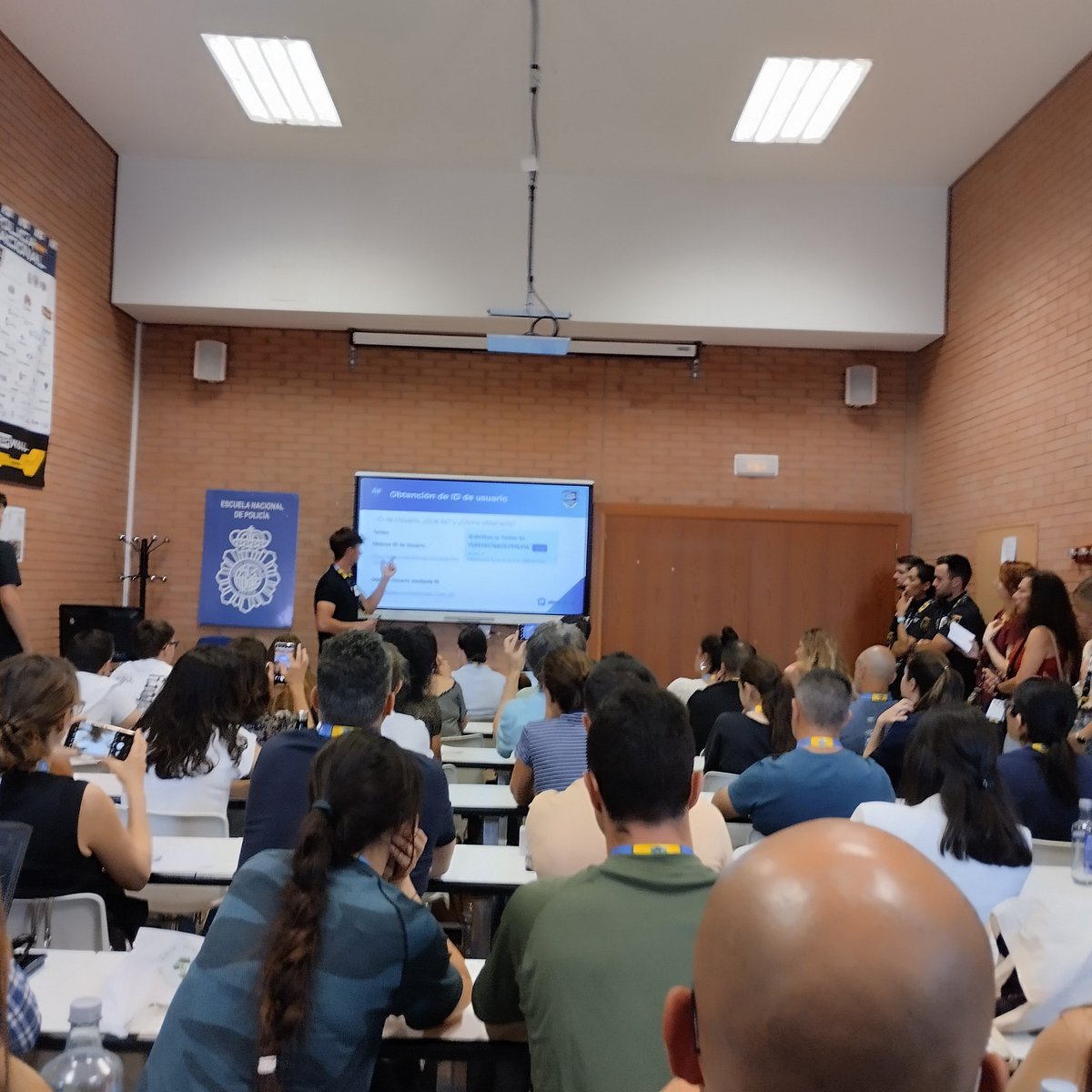 🇪🇸 P. Antonio Martínez 👨🏻💻 (@telediagcar) on Twitter photo <a href="/eduSatoe/">Eduardo Sánchez</a> <a href="/C1b3rWall/">C1b3rWall</a> <a href="/En1gm4n/">Diego Carrasco</a> Por cierto en la clase, ya no entraba ni un ALFiler 📌 <a href="/eduSatoe/">Eduardo Sánchez</a> <a href="/C1b3rWall/">C1b3rWall</a> <a href="/En1gm4n/">Diego Carrasco</a> Por cierto en la clase, ya no entraba ni un ALFiler 📌