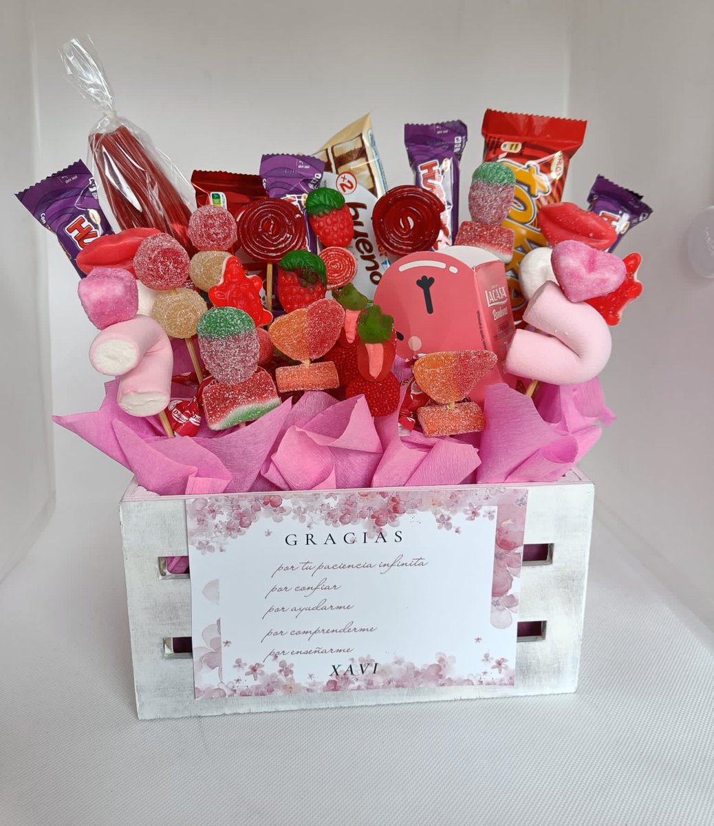 Caja dulce de chuches y chocolates💕 #cajadulce #cajadulcechuches #cajachuches #chuches #chocolates #detallesdulces #detallesdiferentes #hechoamamo #qdulcemb #plazapascualveiga #avenidadebarcelona #santiagodecompostela