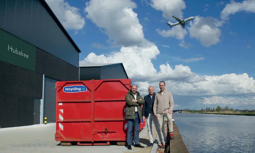Op het terrein van de Circular Hub is een initiatief van Recycling.nl in de afrondende fase. Er wordt hard gewerkt aan de inrichting van de panden en aan de bestrating van het 11.000 m2 grote terrein >> schenkmakelaars.nl/vracht-kracht-…

#logistiek #huurder #duurzaam
