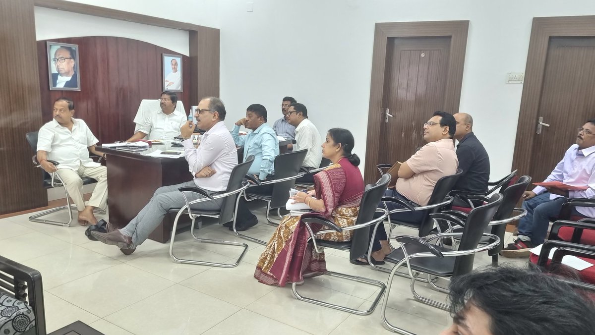 Review meeting of #RMC Narsinghpur and Kendupatna Chaired by Minister Cooperation @Atanu sabyasachi Naya held in Lok Seva Bhawan . MLA Debi prasad Mishra , PRS Coop, RCS , GM OSAM Board AGCS Cooperation , Sub-Collector Cuttack  present @AtanuMLA @Coop_Odisha