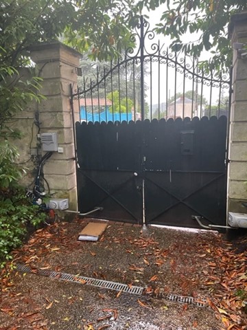 Lbal675's tweet photo. @Chronopost @FestivalDeNimes @nimes A quoi ca sert de faire de la la livraison green  alors que vos colis sont jetés systématiquement au dessus d'un portail de 3 m, y compris quand il pleut  ...... du grand n'importe quoi : ville senlisse 78 , N° MK993374227FR livraison aujourd'hui 22/06 ..... https://t.co/VV4YdiDKZe