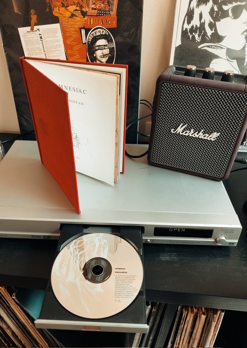 #NowPlaying Radiohead - Amnesiac
Limited Edition Book 2001
Have a great day everyone!☀️😎🎵
#GoodMorningTwitterWorld #Albumoftheday #cd #records #recordcollection #cdcollection #musicvibes #ThursdayVibes #tunes