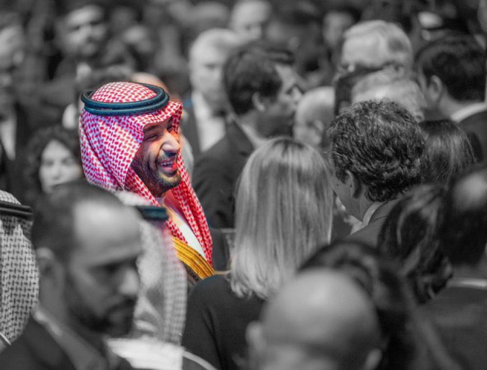 AlaaMulla1's tweet photo. حتى في زحام أوروبا، ومدينة النور والجمال، كان كعادته، الأرقى، الأفخم، والأكمل #محمد_بن_سلمان #اكسبو_الرياض_٢٠٣٠ #السعودية 🇸🇦 #ذكرى_البيعة_السادسة_لولي_العهد #ذكرى_بيعة_ولي_العهد https://t.co/rvJ29oLAvB