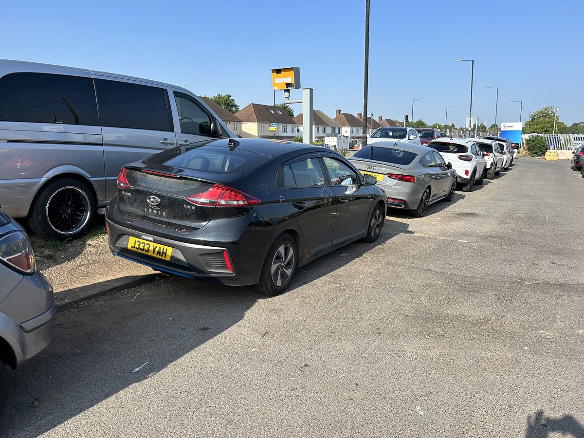 TimothyFennell's tweet photo. @SloughCouncil run out of money? Get down to Steer Slough Bath Road for a few days. You’ll issue enough parking tickets to fund a revolution. https://t.co/24jJR8iDyR