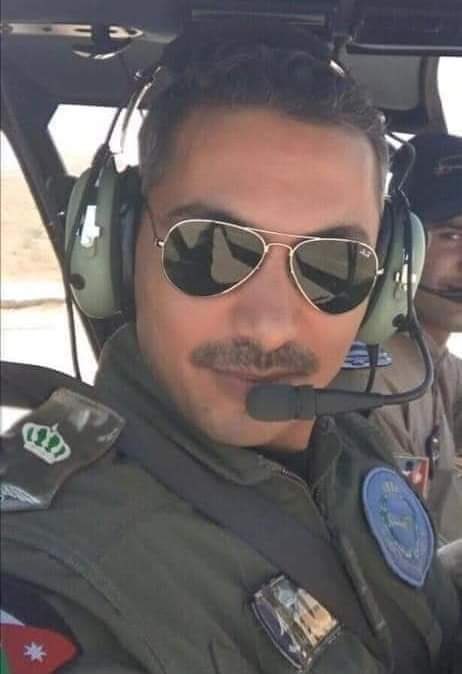 الشهيد "علي الحراسيس" كان بطلاً حقيقيا..
 حينما تفكر باللحظات الأخيرة من حياته تجده اتخد عدة قرارات هامة قبل رحيله كانت كلها بطولية: 

•فكّر بهدوء واتزان- المروحية لم تنفجر حينما سقطت وهذا دليل أنه فرغها من الوقود قبل الهبوط اضطرارياً وهذا استغرق وقتاً أكثر

•لم يقفز من