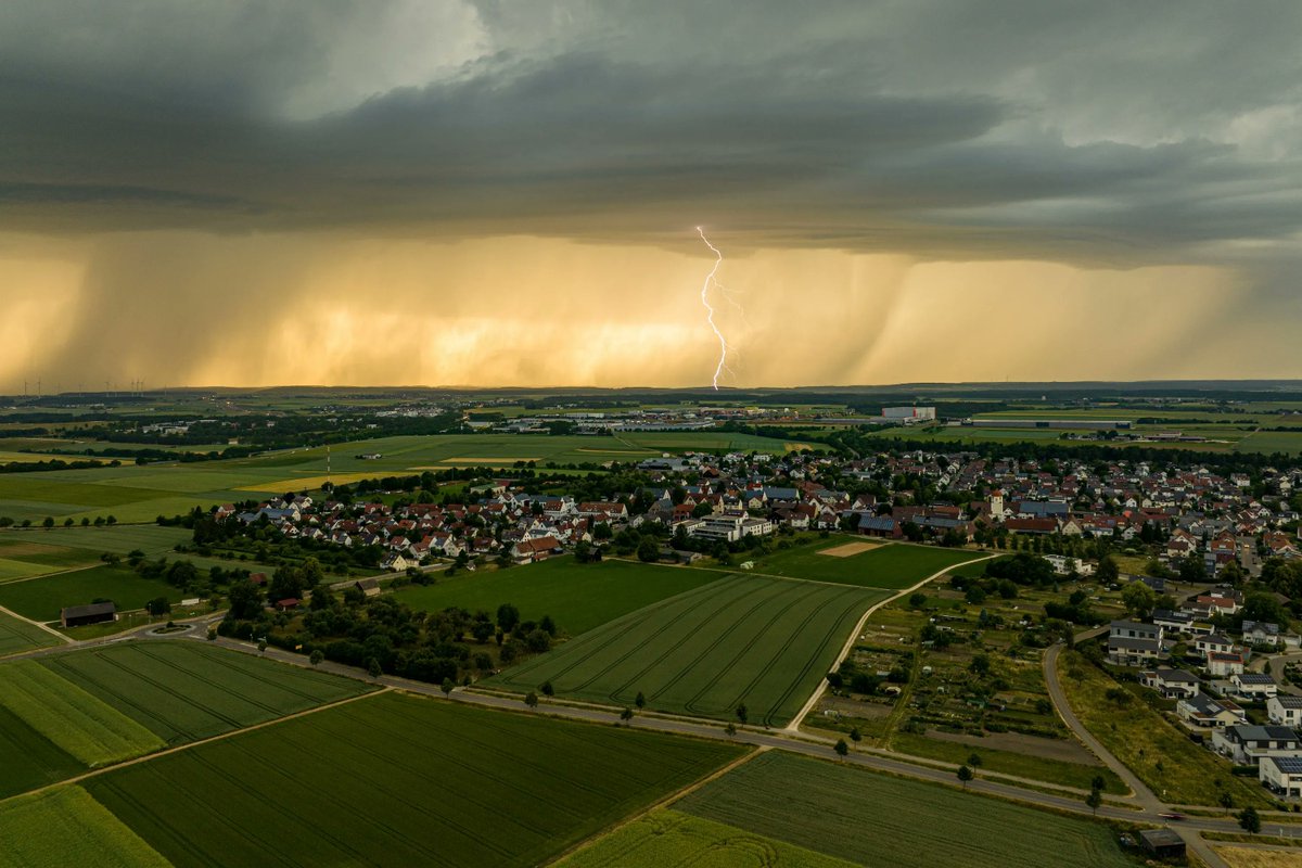 der_magges's tweet photo. Sieht hübsch aus, war aber kurz ziemlich ungemütlich #inulmumulmundumulmherum am 20.06.2023
Teil 2 - Unter Spannung
#wolken #sturm #unwetter #ulm #jungingen #clouds #storm #thunderstorm #aerial #drone #schwaebischealb #schwaben #swabia #zweilandstadt #badenwuerttemberg https://t.co/MdqFY211bN