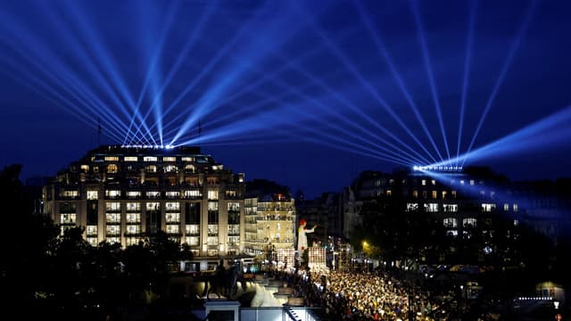 Vukuzman's tweet image. Indécence de l'oligarchie ou l'ultime séparatisme.

Le Pont Neuf privatisé devant la Samaritaine, propriété de #BernardArnault, 2 autres ponts et les quais bloqués... c'est l'oligarchie mondiale qui exhibe sa fortune et sa séparation du reste du peuple.

40 ans de néolibéralisme