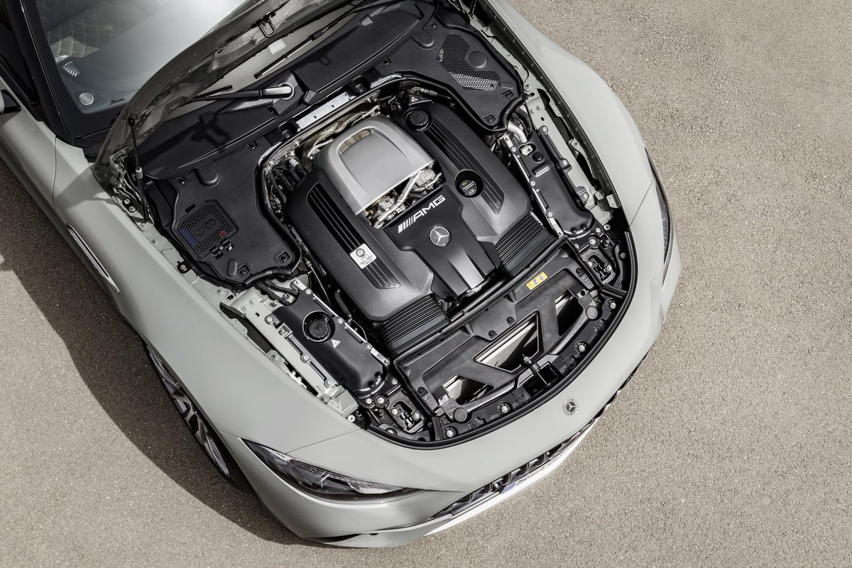 carandbike's tweet photo. @MercedesBenzInd The Mercedes-AMG SL55 features a 4.0-litre, twin-turbo engine that puts out a peak 469 bhp and 700 Nm of torque. Paired with a 9-speed automatic transmission.
#AMGSL55 @MercedesBenzInd https://t.co/VkVi0GDxdW