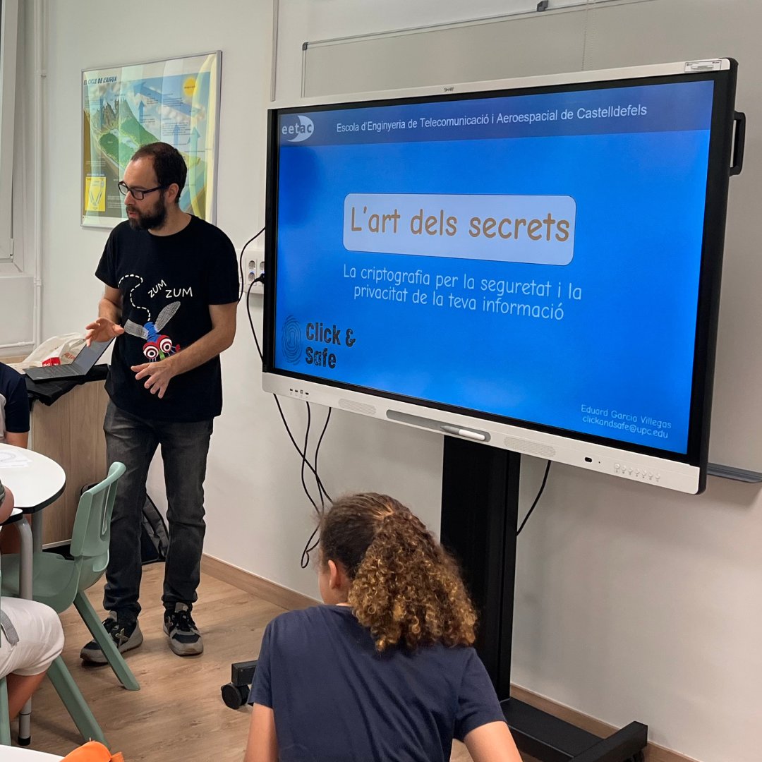 Eduard Garcia, professor de l'EETAC i membre de <a href="/ClicknSafe/">Click 'n Safe</a> ofereix un taller se #criptografia a @EGarrofer en col.laboració amb voluntaris de <a href="/SchneiderElec/">Schneider Electric</a> dins el projecte Let's Go Engineering #STEM #enginyeres