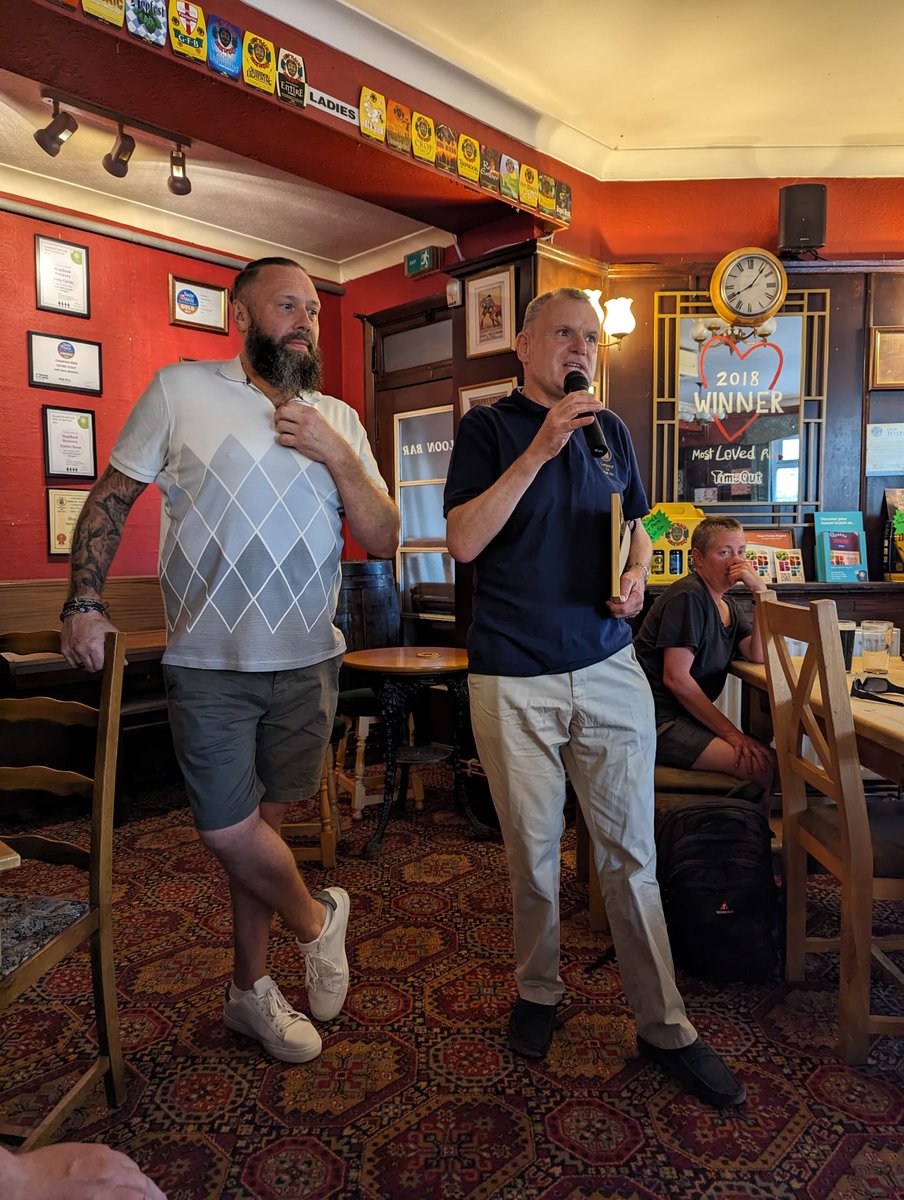 MarkBravery's tweet photo. Yesterday evening it was my pleasure, as branch Chair, to present the @camraswl Pub of the Year award to Gary, guvnor at the Sultan in South Wimbledon.🍻 
Photos: Mark Davies https://t.co/XBgPosWeVS