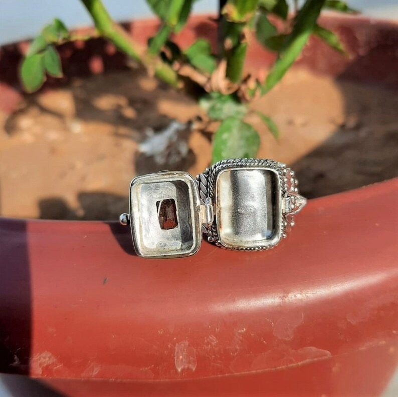 Garnet Gemstone Ring,925 Sterling Silver
Buy AT:

amazon.com/Gemstone-Sterl…

#Garnetgemstonering #Sterlingsilverring #Giftforbirthday #Healingcrystal #Giftforwife #Daintyring #Bridalgiftitem #Giftforwedding #Hippiering #Giftforspecialone #Attractivedesignring #Giftforfather