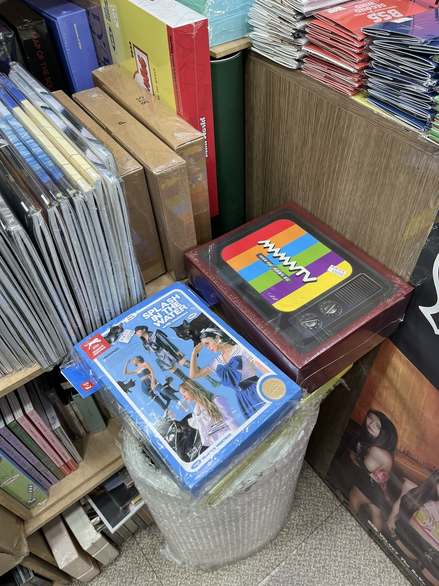 If anyone is looking for « old » seasons greetings of Mamamoo, they have the 2019 and 2021 at Hoehyeon Underground Market ! 

They also have A1S1 limited album, Mic On Nemo and 1takes, even Moonbyul’s Sequence Concert Photobook