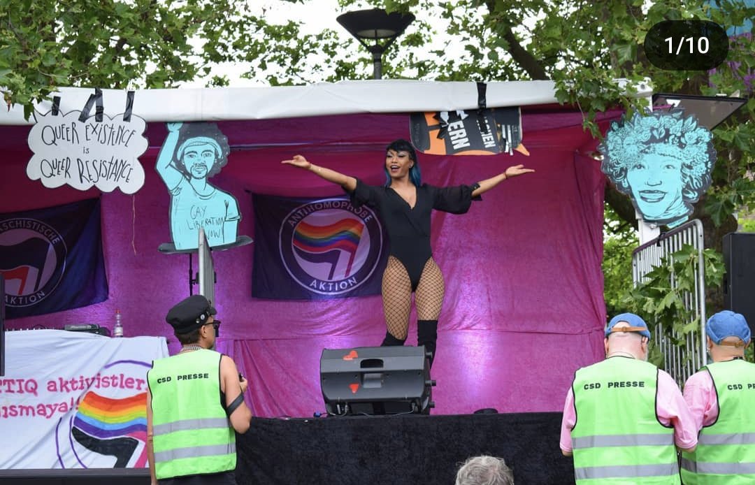 Das hier war übrigens der #CSDFreiburg 2021.

Damals hats euch nicht gestört, jetzt aber schon? Selbst der Freiburger OB hat vor diesen Flaggen eine Rede gehalten. @BwLsvd <a href="/stuttgartpride/">Stuttgart PRIDE</a> 

Der Freiburger CSD war schon immer antifaschistisch und das ist auch gut so!