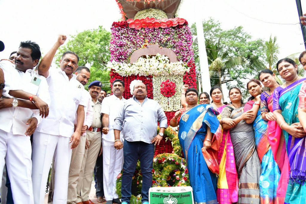 Participating in a program to commemorate the martyrs who sacrificed their lives in the pursuit of Sarvarastra on the occasion of Martyrs Remembrance Day as part of Telangana State's Decade Celebrations. 

#martyrsday 
#telanganaformationday