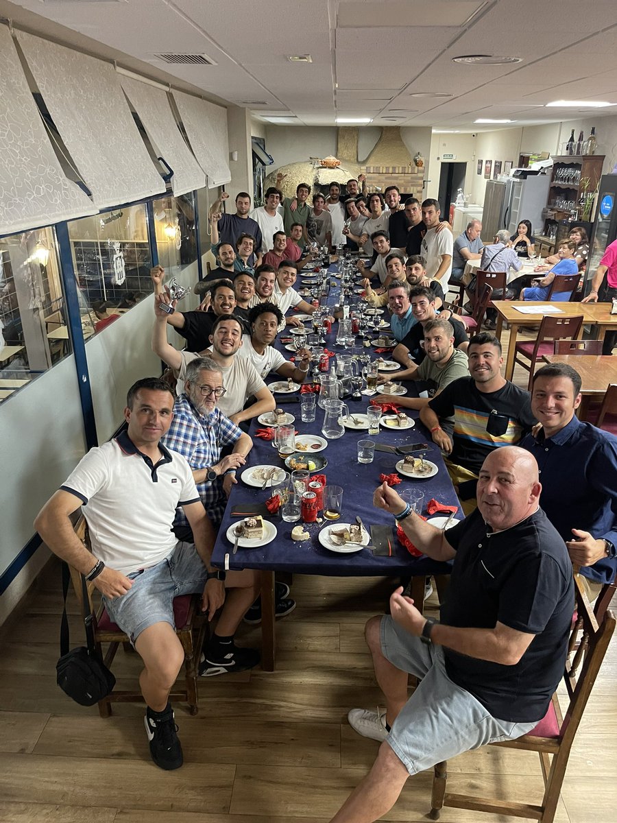 alcobendas04's tweet photo. 📌 Ayer nuestro primer equipo tuvieron una cena mas que merecida por ser campeones de liga y ascender a primera.

Todos los jugadores de la plantilla han jugado en en el club en algún momento.

¡Qué gran grupo! ¡Y que equipazo!

Enhorabuena!! ❤️

#masqueunclubunafamilia https://t.co/dIE1NmRM9L