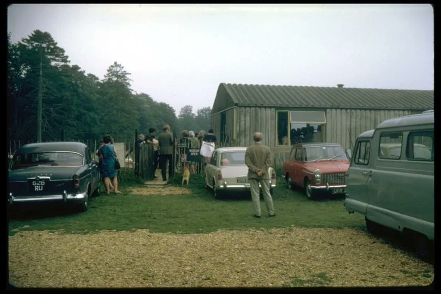 #ThrowbackThursday Day out to the Villa! #Rockbourne #RomanVilla in the 1960s attracted thousands of people to watch the excavations. <a href="/Durotrigesdig/">Durotriges Project</a> what is like when people come and see your digs? 🤓