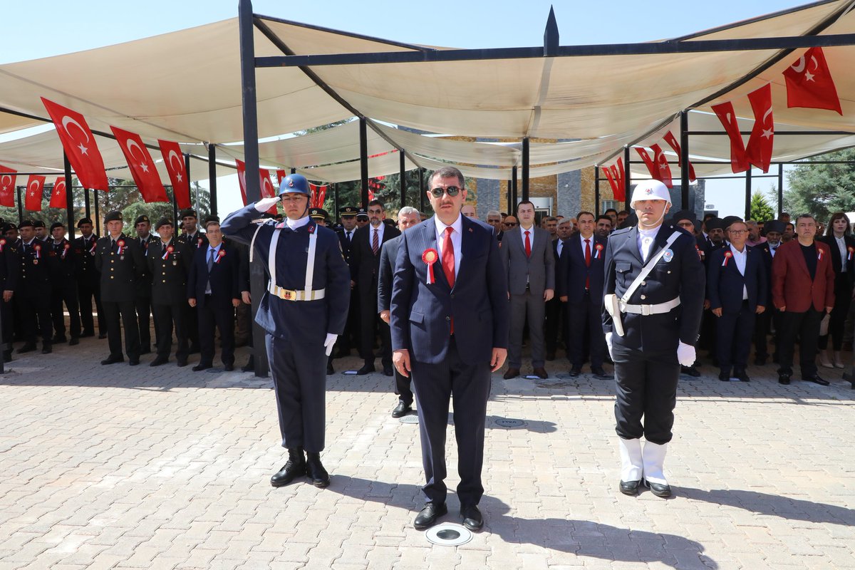 🔴 “#Şanlı günümüz kutlu olsun!”

1️⃣TBMM tarafından ilimize "Şanlı" unvanının verilişinin 39. yıl dönümü kutlama programları;

Valimiz <a href="/valisalihayhan/">Salih AYHAN</a>, il protokolümüz ve hemşehrilerimizin katılımıyla Osmanbey Yeni Şehitlik Anıtı'na çelenk sunularak başladı.