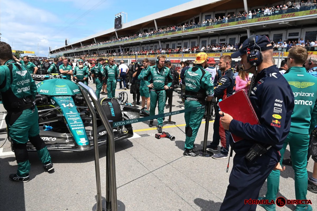 👀 Adrian Newey, libreta roja en mano, observa atentamente el Aston Martin de Fernando Alonso en Canadá.

#F1 #CanadianGP 🇨🇦