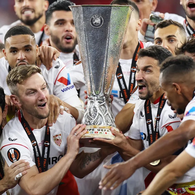SevillaFC's tweet photo. 🎖️ El #SevillaFC recibe esta tarde en Madrid la placa de oro de la Real Orden del Mérito Deportivo, concedida en 2019. 

#WeareSevilla #NuncaTeRindas