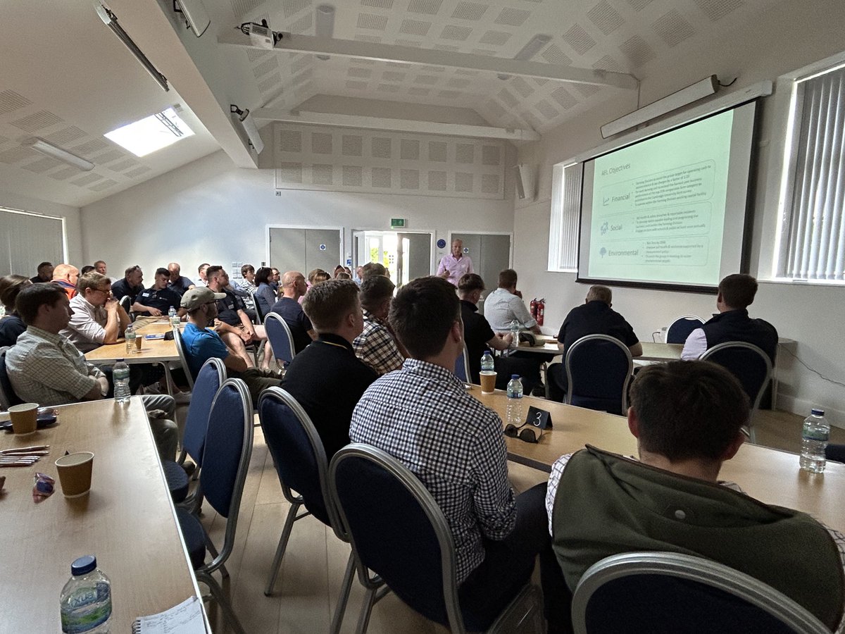 TomDye10's tweet photo. Fantastic few days together as #AlbanwiseFarming #AlbanwiseEnviro for a company update and social. #no1Team 👌🏻 @JTfarming14 @Farmerphil1 @WillJones016 @harryhuddart @AlbEnvironment https://t.co/51xubpsbax