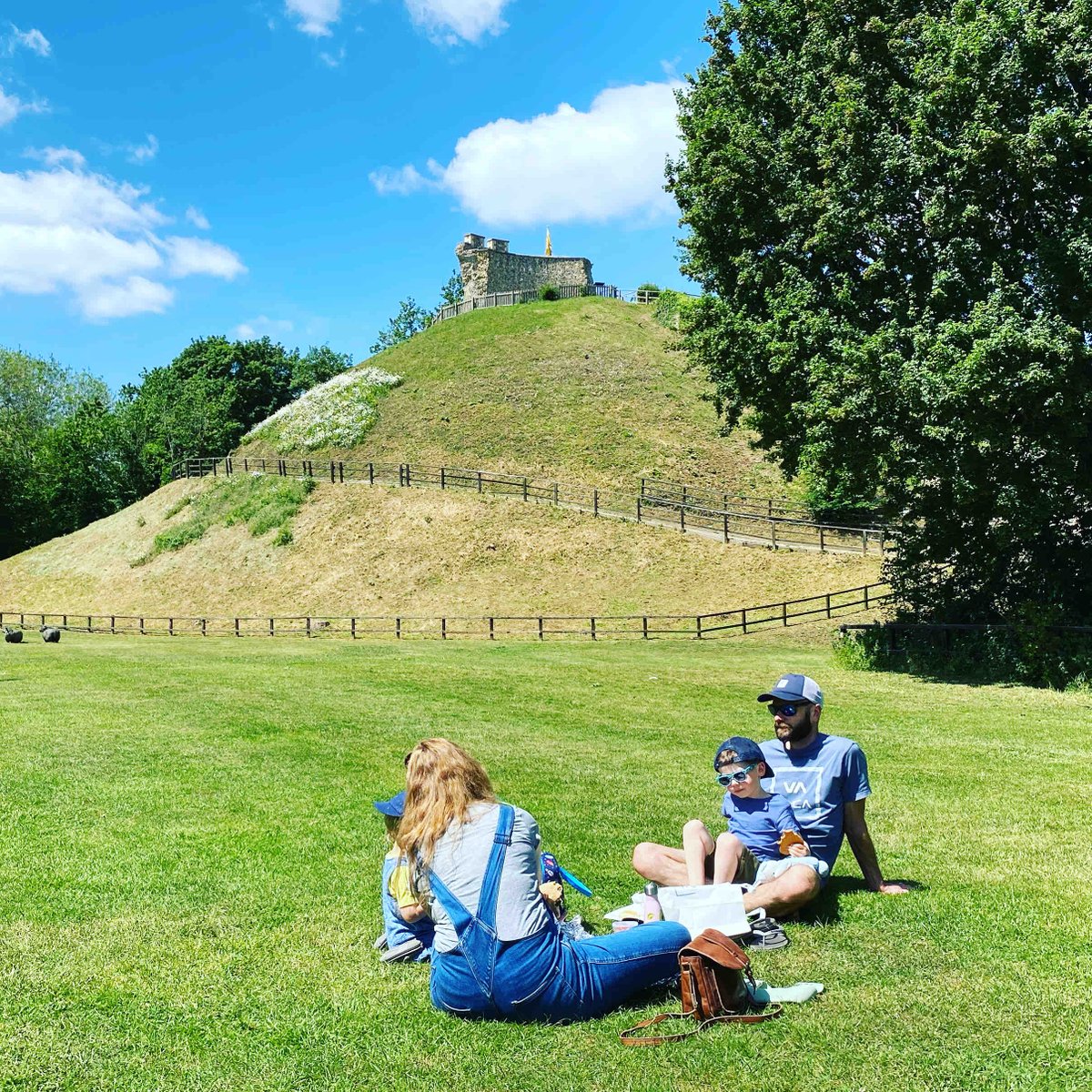 Did you know that this week is #nationalpicnicweek?

This week, and every week(!), we know a fantastic place to enjoy a sandwich or two. 

Visit Clare. Enjoy a picnic and the biggest welcome to Suffolk’s smallest town.
