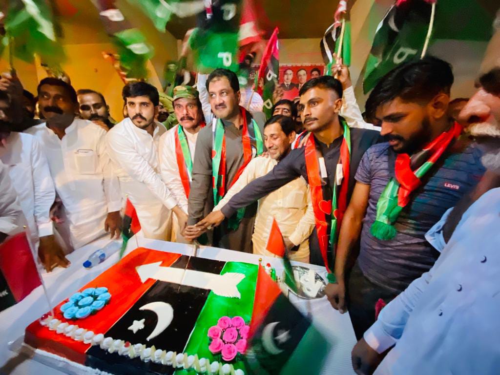 LidoFiRewards's tweet photo. فیروز والا (شیخوپورہ): پیپلزیوتھ لاہور ڈویژن رورل اور پیپلز پارٹی تحصیل فیروز والا کے زیر اہتمام شہید محترمہ بینظیر بھٹو کا 70واں یوم ولادت منایا گیا۔
جس میں چوہدری لیاقت ڈگرا، عثمان پنوں، مجاہد ڈگرا، مظاہر ڈگرا ودیگر نےبھرپور شرکت
@BBhuttoZardari 
@S_HassanMurtaza 
@MuzahirPYO https://t.co/uIAoGJbHON