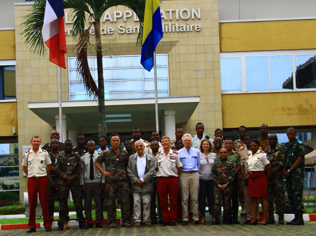 CoopSecuDefense's tweet photo. #Gabon 🇬🇦 : les Docteurs X. Emmanuelli et N. Gautrin rencontrent les médecins stagiaires de l’École d'Application du Service de Santé Militaire de Libreville #EASSML.
📢 Échanges sur le #SAMU social français et gabonais (📞🇬🇦1488).
L'EASSML, une #ENVR @CoopSecuDefense 🇫🇷 https://t.co/qDQrqmVJ7w
