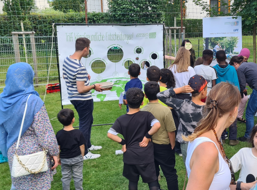 Clean_Cultures's tweet photo. Intervention 3 in #Jakomini was a great success! 👪🌳
How much CO2 emissions are saved by climate-friendly decisions and which behavioural changes are easier to implement than others? These issues were addressed in our #climate game. 🎯🌏💭
#climatefriendlybehaviour https://t.co/sJrBCvg5g7
