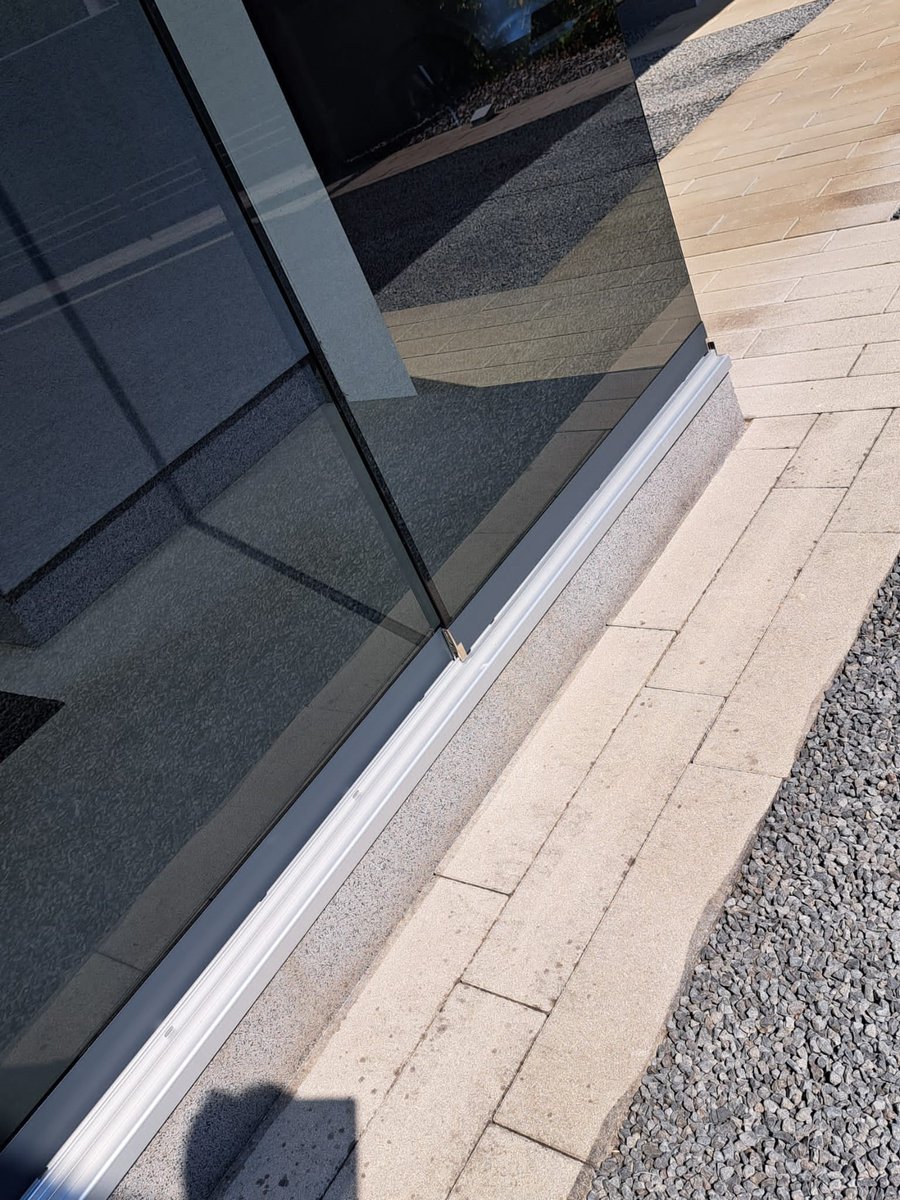 SchmidingerGmbH's tweet photo. 💡 Neuer Ansatz zum Windschutz! Dank #Sunflex SF 20 Glasschiebetüren schützen wir Eingangsbereiche vor schlechtem Wetter. Flexibel, funktional, und stylish. 🌤️🚪 

#Innovation #Glasdesign #Architektur

Mehr aktuelle Bilder unserer Projekte auch hier: https://t.co/q8ww6YQJBu https://t.co/91FZPk4eBM