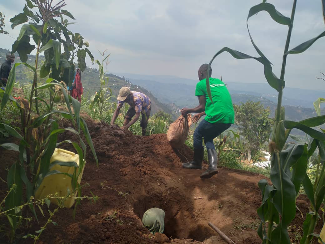 MiyoveN's tweet photo. Biri kuba! Muri ikigitondo urubyiruko rwa @MiyoveG kubufatanye n'ubuyobozi bw'umurenge bari gukora Umuganda mu kagali ka Mubuga wo kubakira umuturage  utishoboye Ubwiherero mu rwego rwo gukemura ibibazo bya HSSI.@NzabonimpaEmmy @RwandaNorth @MiniYouthRwanda https://t.co/uUENPEEgOW