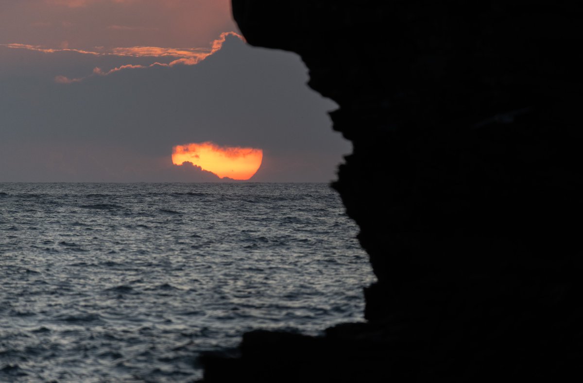 The sun setting over #Orkney at the end of the longest day, after more than 18 hours of daylight 🧡

#VisitOrkney #SummerSolstice