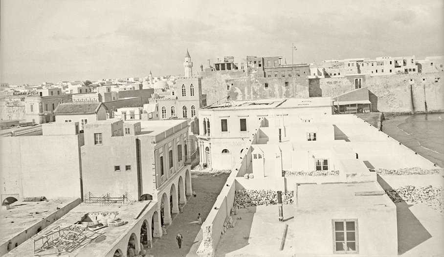 And much earlier, the 'Konak' at the time of the Italo-Turkish war (end of 1911). Picture by french war reporter Gaston Chérau. Modern and old city of Tripoli. In the foreground damage caused by the Italian bombardments. #Libya #Urbanhistory  More photos : editions-creaphis.com/fr/catalogue/v…