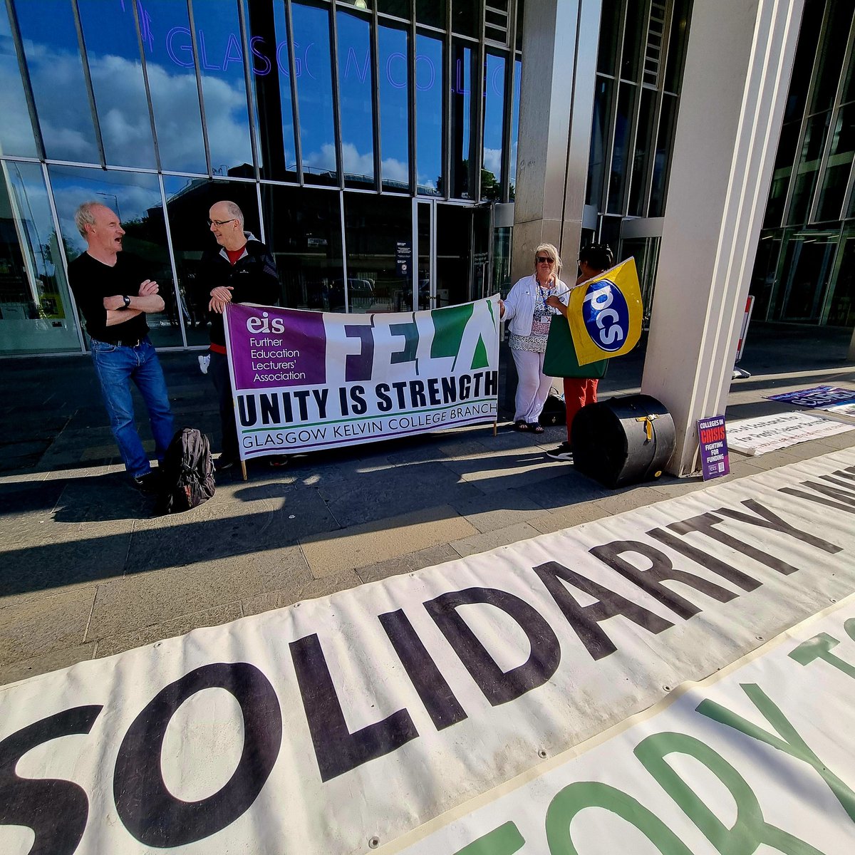 EISFela's tweet photo. Amazing solidarity from fellow lecturers at Glasgow Kelvin College Branch @GKC_EIS_FELA @PCS_Scotland @The_SSP_ @socialistworker at the @CogcEis picket line on day 16 of action against cuts &amp; 100 planned redundancies #alloutstayingout #nomorecuts https://t.co/TdCoAu5gCo