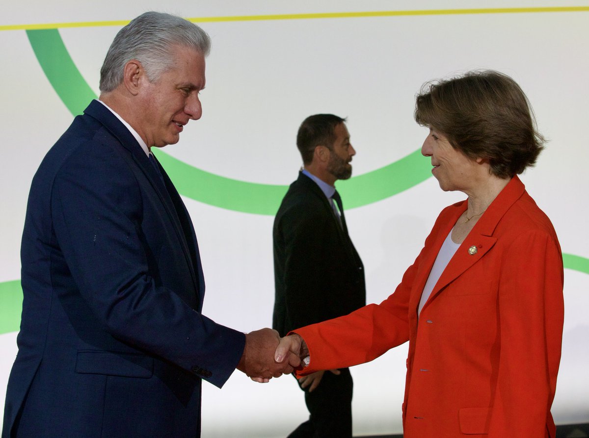 Presidencia Cuba 🇨🇺 (@presidenciacuba) on Twitter photo El presidente <a href="/DiazCanelB/">Miguel Díaz-Canel Bermúdez</a> llegó al Palais Brongniart, en París, sede de la Cumbre para un #NuevoPactoFinancieroMundial, convocada por el presidente francés Emmanuel Macron.
El mandatario cubano fue recibido por la canciller de Francia, Catherine Colonna.
#DíazCanelEnFrancia El presidente <a href="/DiazCanelB/">Miguel Díaz-Canel Bermúdez</a> llegó al Palais Brongniart, en París, sede de la Cumbre para un #NuevoPactoFinancieroMundial, convocada por el presidente francés Emmanuel Macron.
El mandatario cubano fue recibido por la canciller de Francia, Catherine Colonna.
#DíazCanelEnFrancia