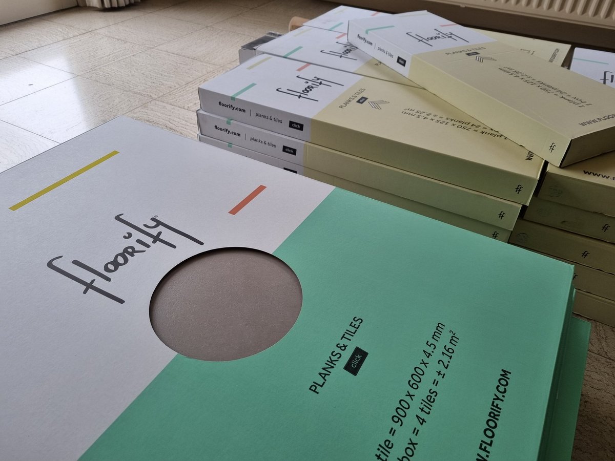 Thuysent's tweet photo. Eergisteren pas de akte ondertekend en er ligt nu al een nieuwe #floorify-vloer in ons huis π https://t.co/jpuqJ3Gf1G